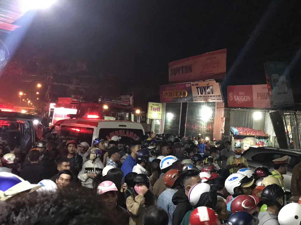 Ô tô lao vào nhà dân, 6 người thương vong ảnh 1