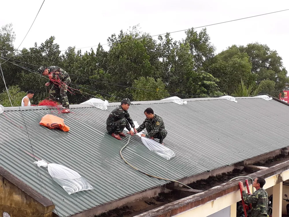 Căng mình ứng phó bão số 9 ảnh 6