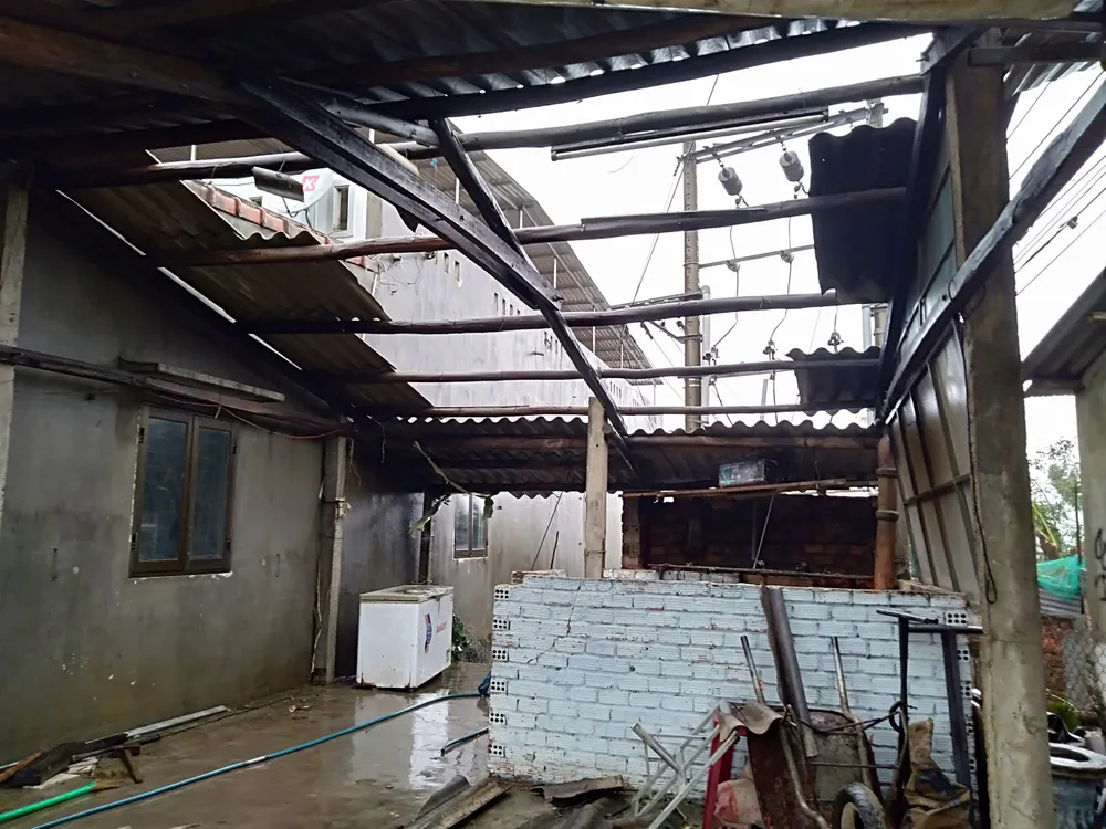 Quảng Ngãi tan hoang sau bão ảnh 1