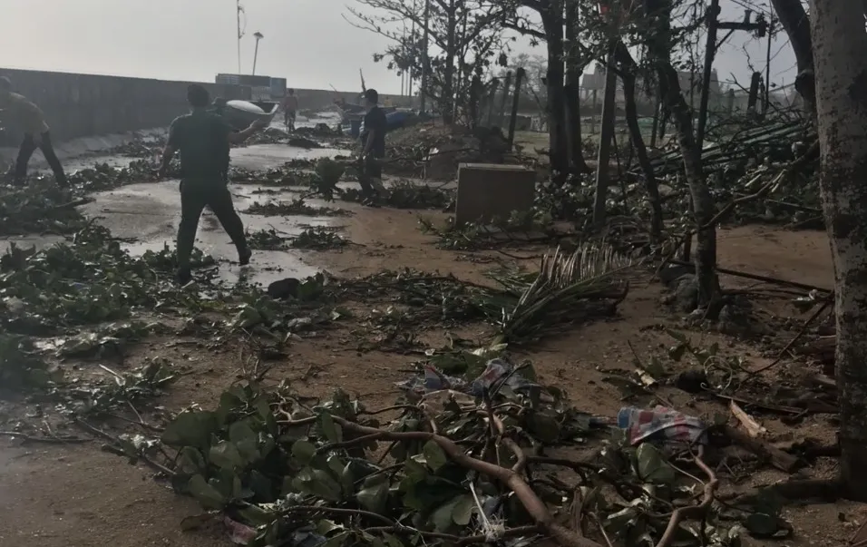 Quảng Ngãi tan hoang sau bão ảnh 14