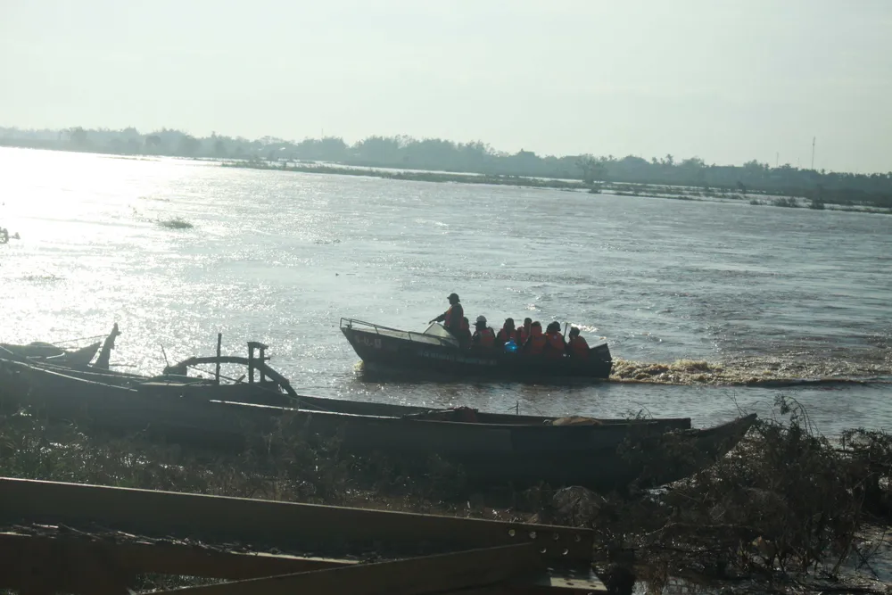 Bộ trưởng Nguyễn Xuân Cường thăm hỏi người dân Quảng Ngãi sau bão số 9  ảnh 5