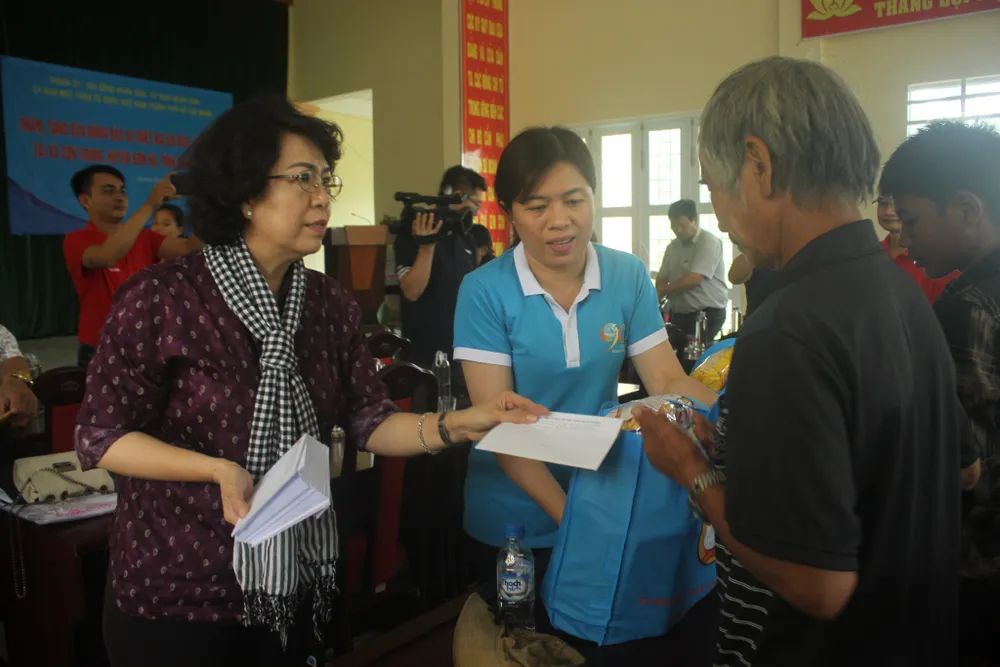 Ủy ban MTTQ Việt Nam TPHCM hỗ trợ người dân Quảng Ngãi bị thiệt hại sau bão số 9 ảnh 2