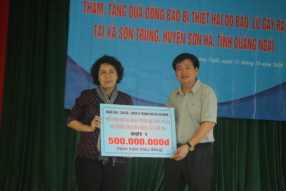 Ủy ban MTTQ Việt Nam TPHCM hỗ trợ người dân Quảng Ngãi bị thiệt hại sau bão số 9 ảnh 1