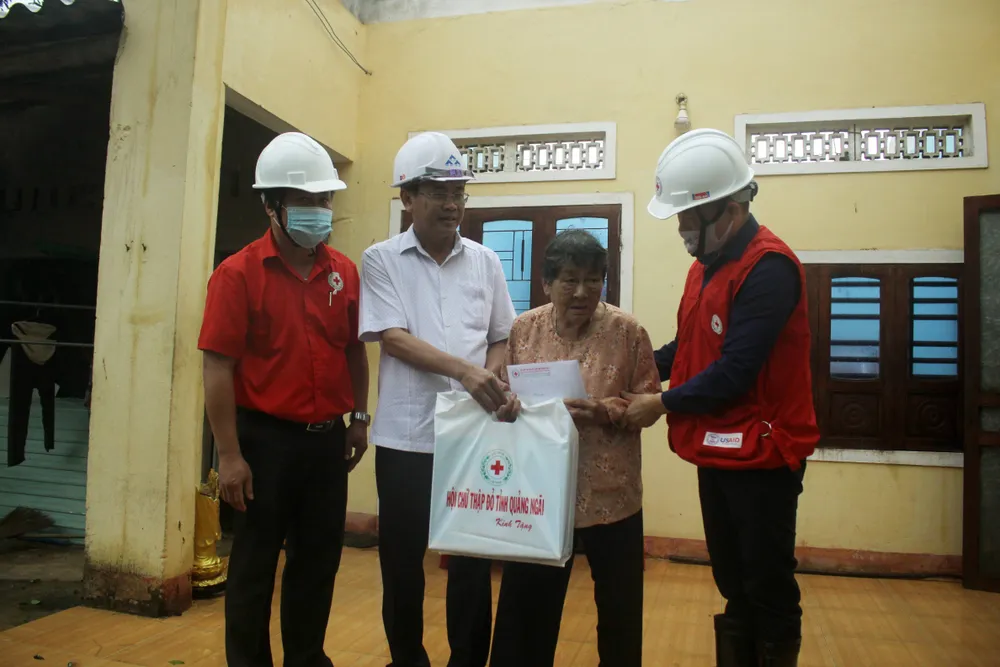 Cứu trợ khẩn cấp các hộ dân tỉnh Quảng Ngãi ảnh 2