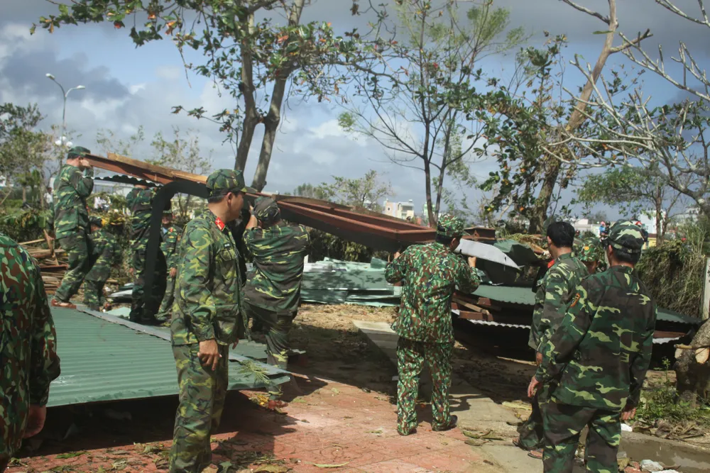 Thủ tướng Nguyễn Xuân Phúc thăm và tặng quà đồng bào Quảng Nam, Quảng Ngãi thiệt hại do bão số 9 ảnh 7