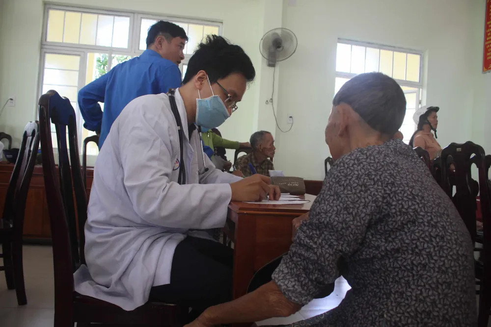 Thành đoàn TPHCM hỗ trợ người dân tỉnh Quảng Ngãi khắc phục bão số 9 ảnh 4