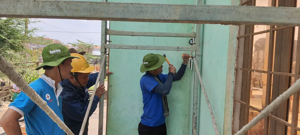 Thành đoàn TPHCM hỗ trợ người dân tỉnh Quảng Ngãi khắc phục bão số 9 ảnh 9