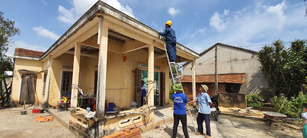 Thành đoàn TPHCM hỗ trợ người dân tỉnh Quảng Ngãi khắc phục bão số 9 ảnh 10