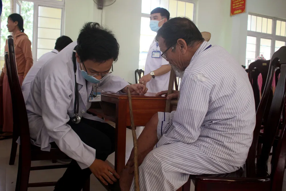 Thành đoàn TPHCM hỗ trợ người dân tỉnh Quảng Ngãi khắc phục bão số 9 ảnh 3