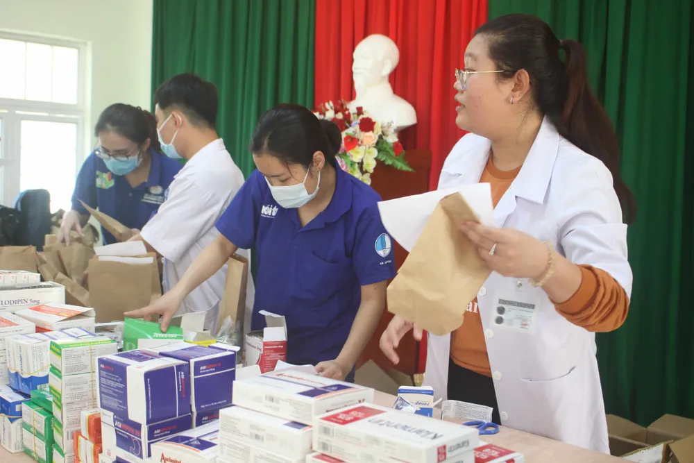 Thành đoàn TPHCM hỗ trợ người dân tỉnh Quảng Ngãi khắc phục bão số 9 ảnh 5