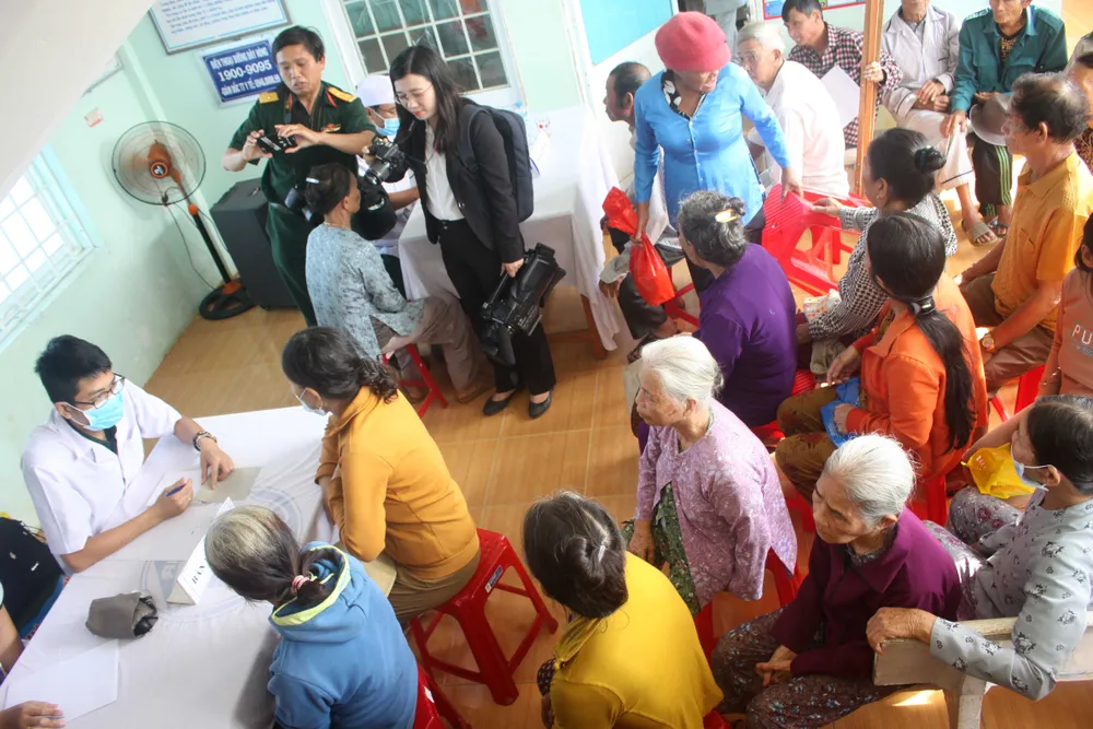 Đoàn công tác Bộ Quốc phòng khám, phát thuốc cho người dân tỉnh Quảng Ngãi khắc phục hậu quả bão số 9 ảnh 3