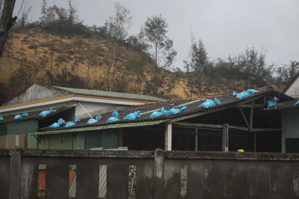 Giăng lưới, cột dây chằng chống nhà cửa ứng phó bão số 10 ảnh 1