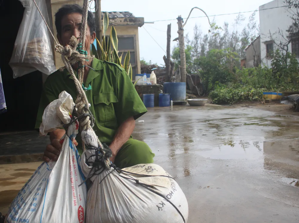 Giăng lưới, cột dây chằng chống nhà cửa ứng phó bão số 10 ảnh 6