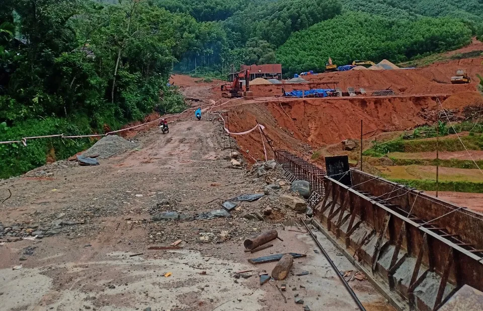 Quảng Ngãi di dời 300 người dân vì vết nứt núi sạt lở kéo dài ảnh 6