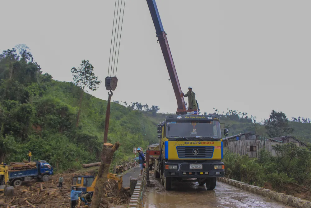 Quảng Ngãi: hàng chục khối gỗ theo lũ đổ về, người dân đổ xô đi vớt ảnh 5