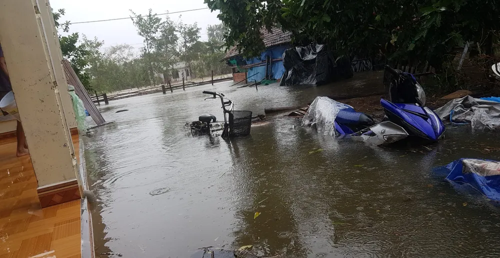 Nhiều nơi ở Quảng Ngãi ngập sâu, 4 sà lan trôi dạt trên cảng Dung Quất ảnh 6