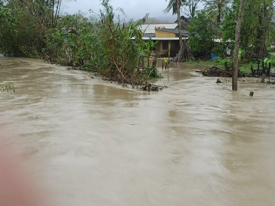 Nhiều nơi ở Quảng Ngãi ngập sâu, 4 sà lan trôi dạt trên cảng Dung Quất ảnh 3