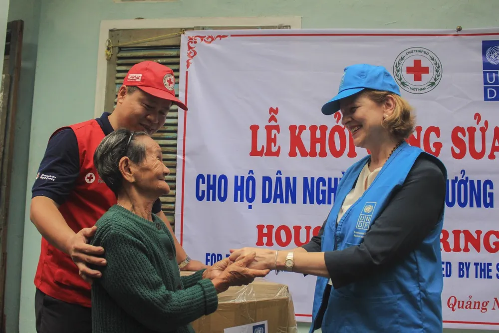 UNDP hỗ trợ khẩn cấp cho người dân bị ảnh hưởng bão lụt tại 5 tỉnh miền Trung ảnh 1