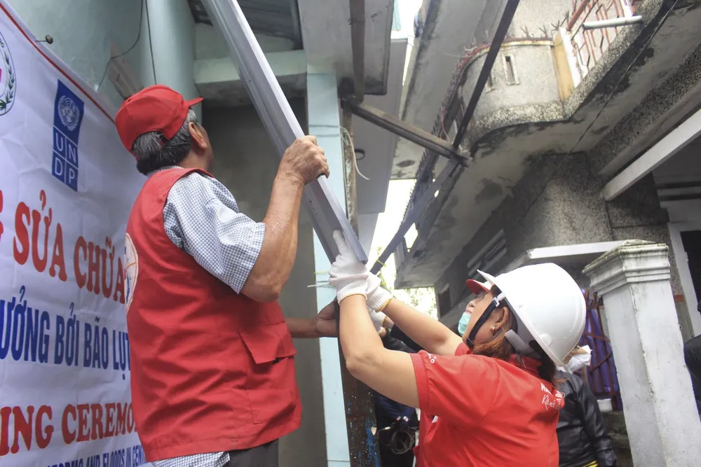 UNDP hỗ trợ khẩn cấp cho người dân bị ảnh hưởng bão lụt tại 5 tỉnh miền Trung ảnh 2
