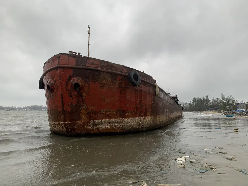 Nhiều nơi ở Quảng Ngãi ngập sâu, 4 sà lan trôi dạt trên cảng Dung Quất ảnh 8