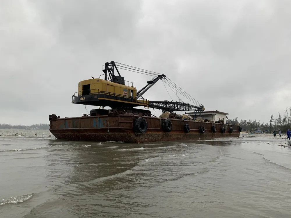 Nhiều nơi ở Quảng Ngãi ngập sâu, 4 sà lan trôi dạt trên cảng Dung Quất ảnh 7