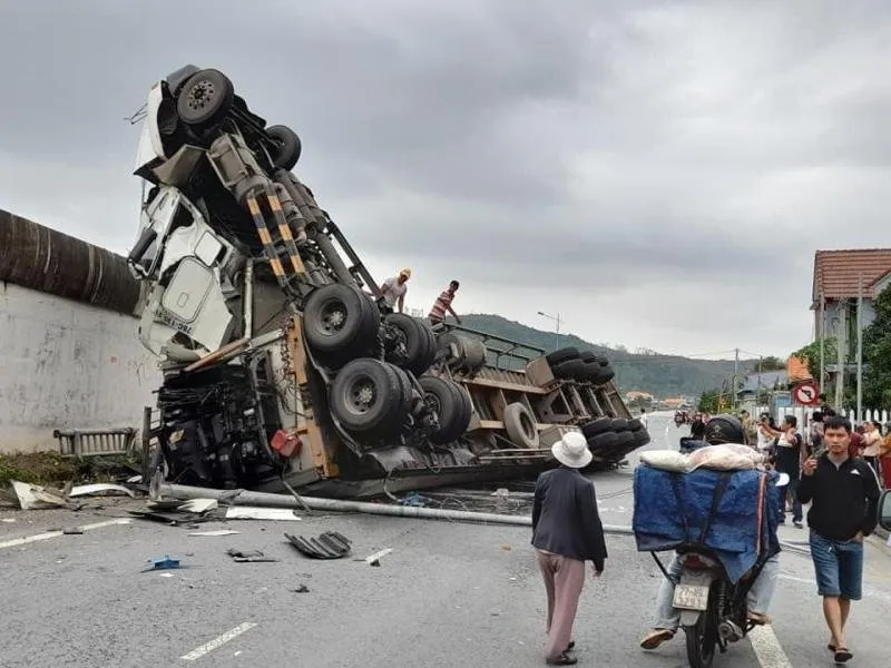 Tránh ổ gà, xe container lật nghiêng rơi xuống đường ảnh 1