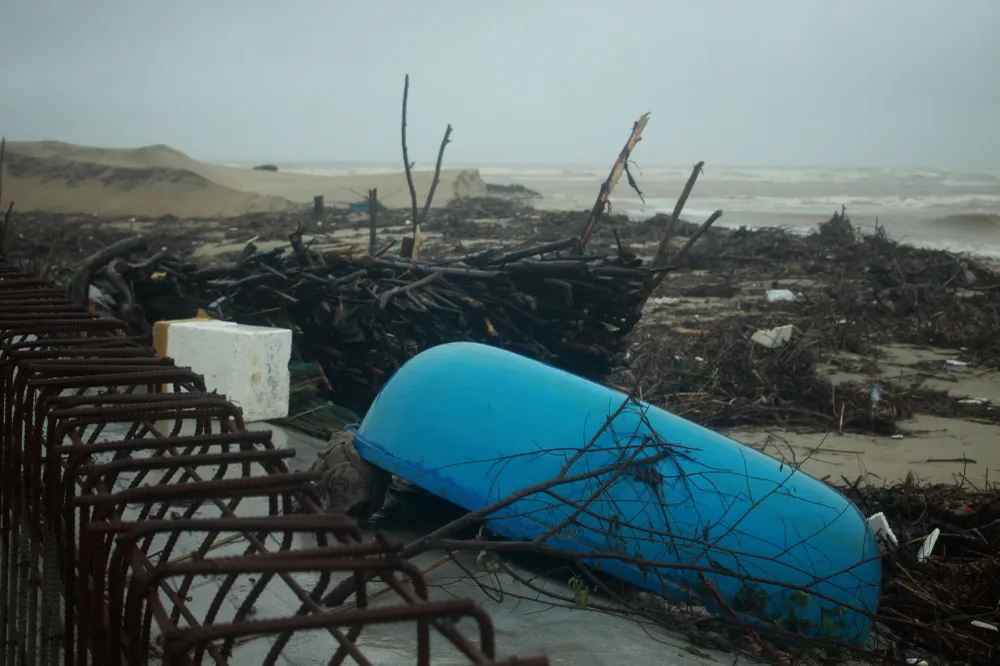 Củi khô bủa vây hơn 10km bờ biển Mỹ Khê ảnh 9