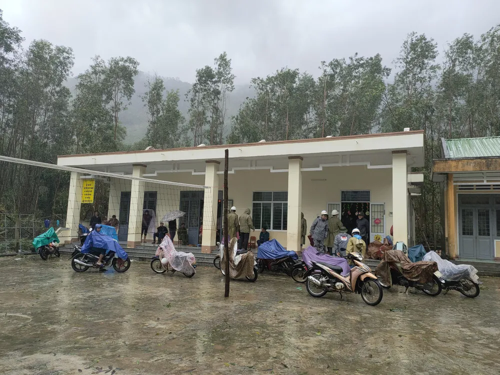 Ban chỉ đạo Trung ương về PCTT khảo sát khắc phục sạt lở đất, lũ quét tại Quảng Ngãi ảnh 1