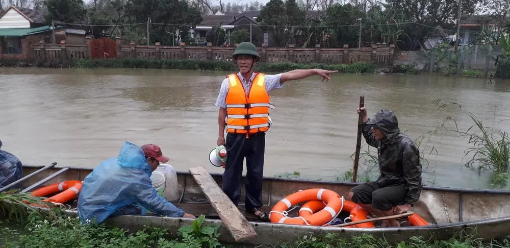 Huyện đảo Lý Sơn xuất gạo cấp người dân đảo Bé ứng phó bão số 13 ảnh 2