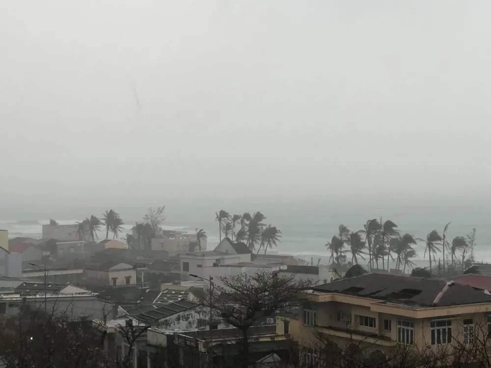 Huyện đảo Lý Sơn xuất gạo cấp người dân đảo Bé ứng phó bão số 13 ảnh 1