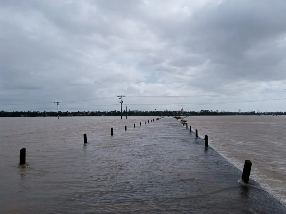 Nước lũ dâng cao, nhiều nơi ở Quảng Ngãi bị ngập sâu ảnh 4