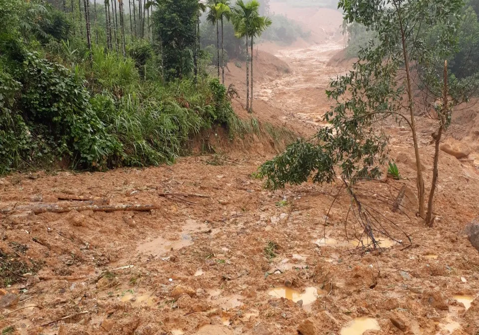  Sạt lở kinh hoàng ở Sơn Tây, Quảng Ngãi ảnh 1