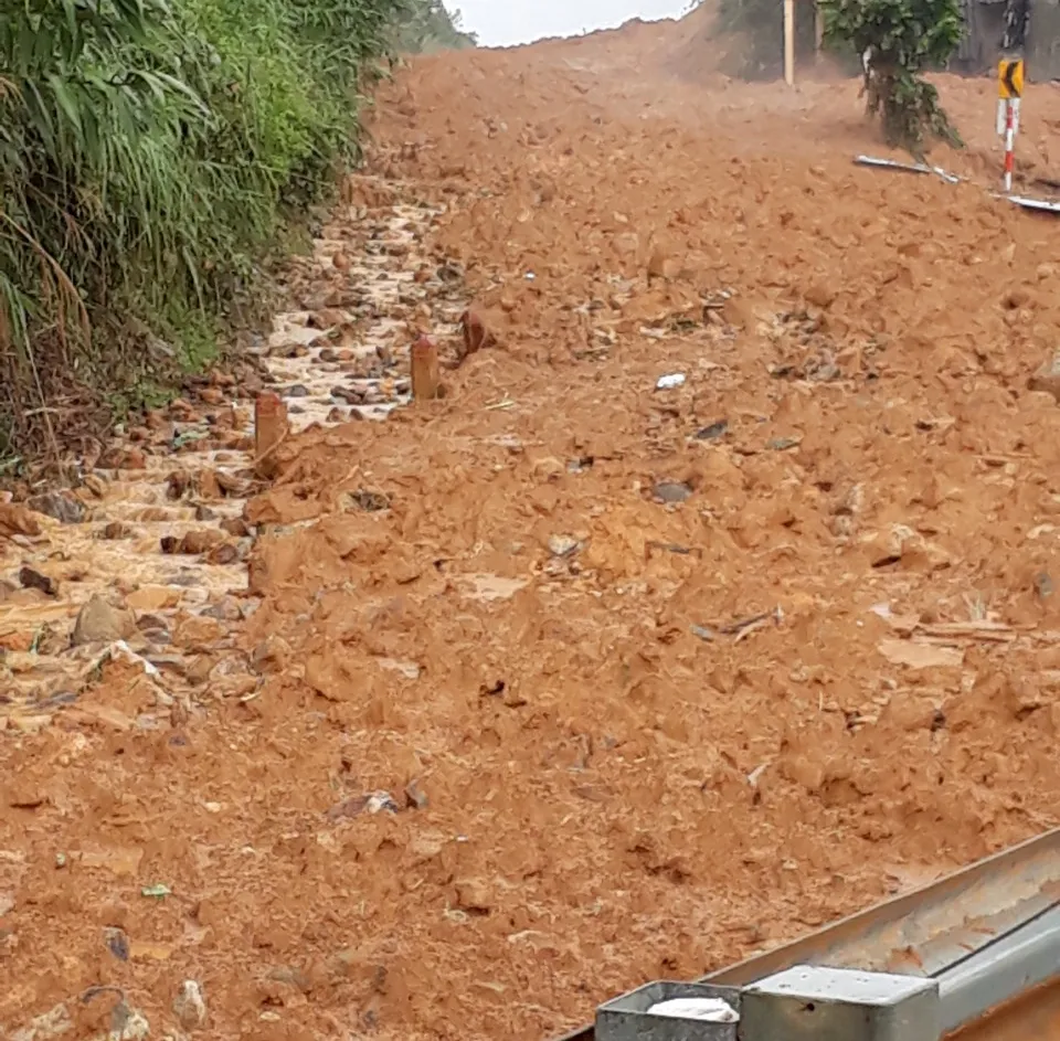  Sạt lở kinh hoàng ở Sơn Tây, Quảng Ngãi ảnh 4