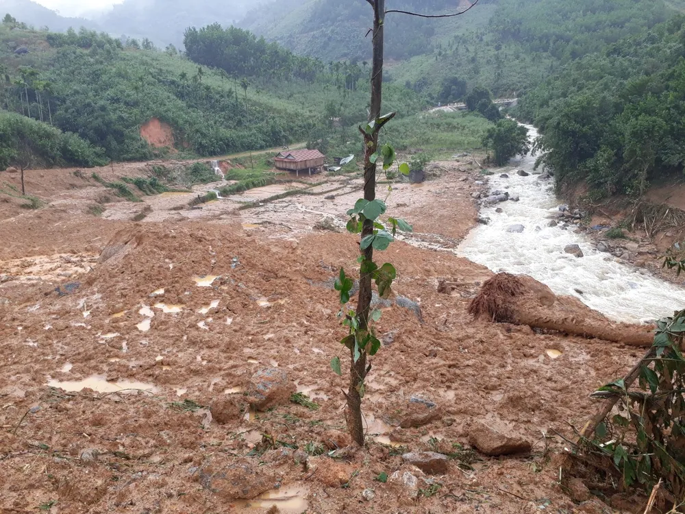  Sạt lở kinh hoàng ở Sơn Tây, Quảng Ngãi ảnh 3