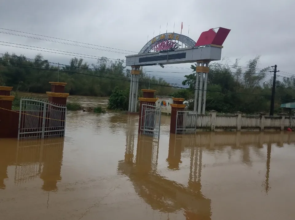 Nước lũ dâng cao, nhiều nơi ở Quảng Ngãi bị ngập sâu ảnh 1