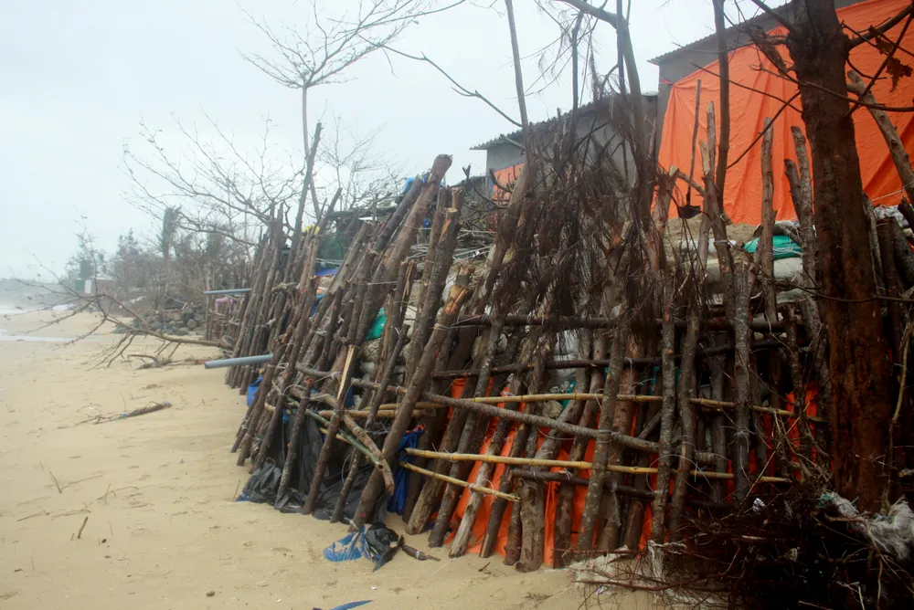 Người dân ven biển Quảng Ngãi cuống cuồng vì sạt lở ảnh 6