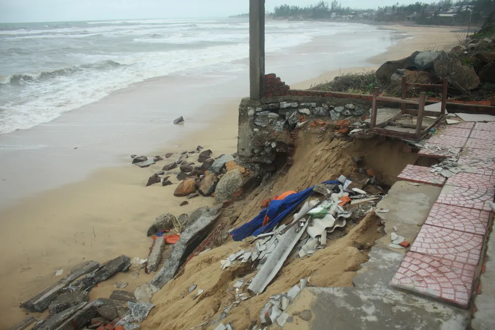 Người dân ven biển Quảng Ngãi cuống cuồng vì sạt lở ảnh 5