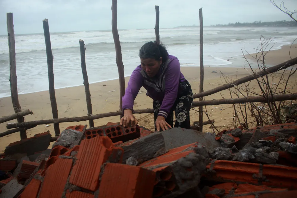 Người dân ven biển Quảng Ngãi cuống cuồng vì sạt lở ảnh 9