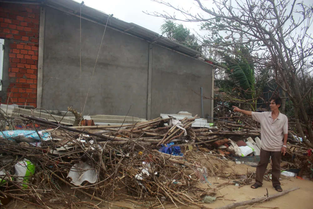 Người dân ven biển Quảng Ngãi cuống cuồng vì sạt lở ảnh 12