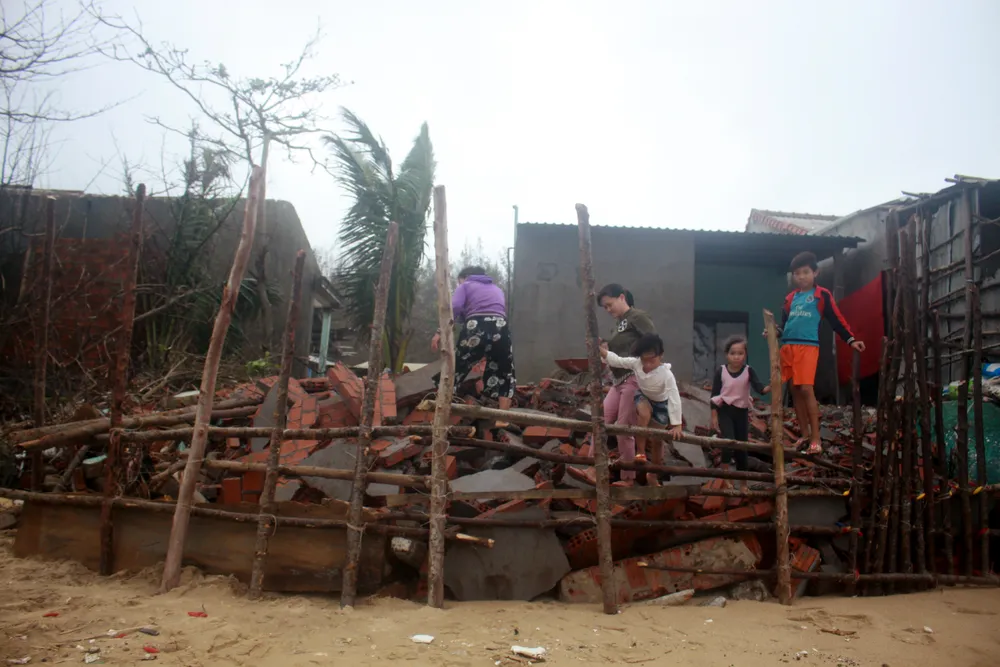 Người dân ven biển Quảng Ngãi cuống cuồng vì sạt lở ảnh 7