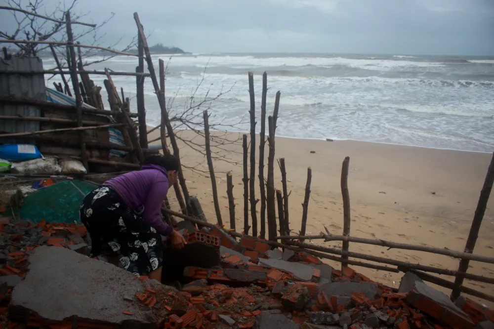 Người dân ven biển Quảng Ngãi cuống cuồng vì sạt lở ảnh 10