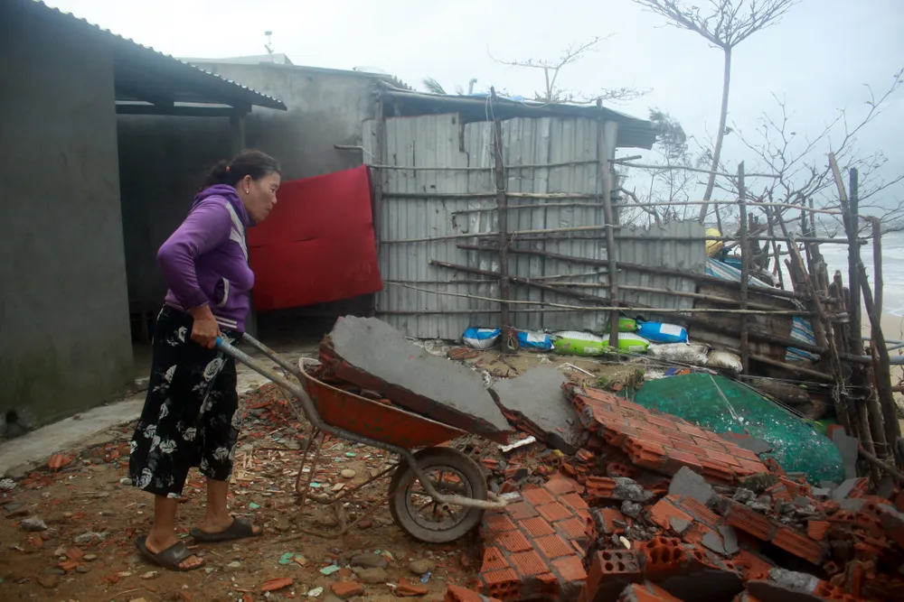 Người dân ven biển Quảng Ngãi cuống cuồng vì sạt lở ảnh 8