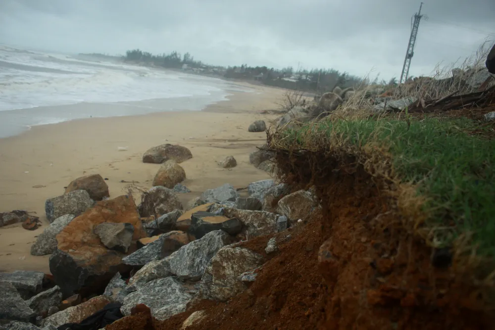 Người dân ven biển Quảng Ngãi cuống cuồng vì sạt lở ảnh 3