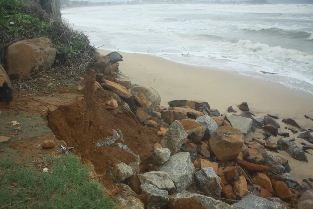 Người dân ven biển Quảng Ngãi cuống cuồng vì sạt lở ảnh 4