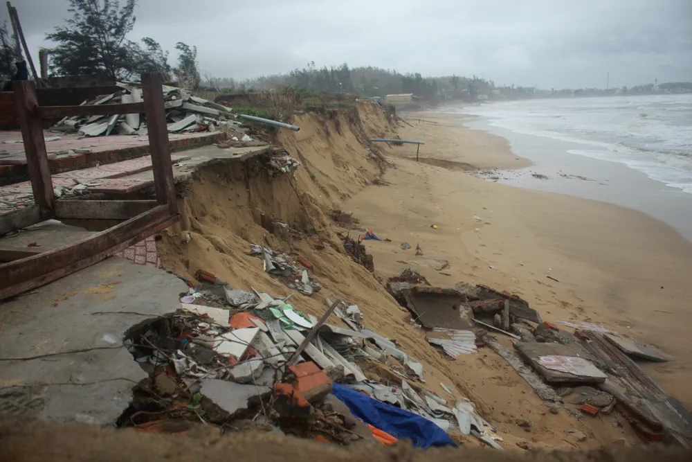 Người dân ven biển Quảng Ngãi cuống cuồng vì sạt lở ảnh 1