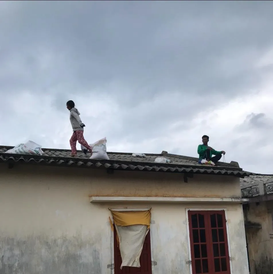 Di dời dân, chằng chống nhà cửa trước cơn bão số 13  ảnh 23