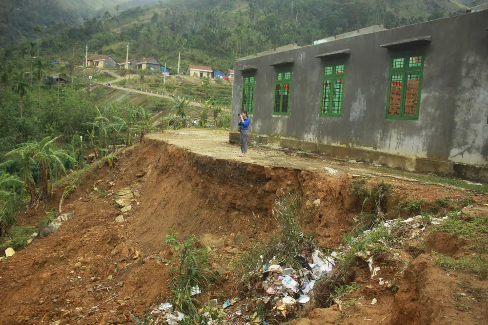 Cận cảnh ngôi trường bên bờ vực sạt lở  ảnh 1
