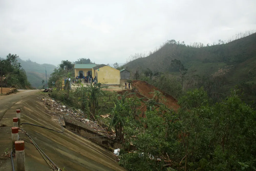 Cận cảnh ngôi trường bên bờ vực sạt lở  ảnh 2