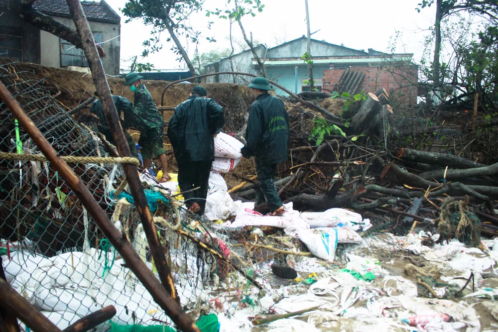 Bộ đội giúp dân chống sạt lở bờ biển Bình Hải ảnh 2