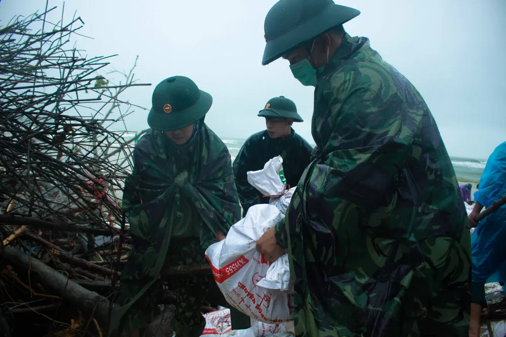 Bộ đội giúp dân chống sạt lở bờ biển Bình Hải ảnh 9